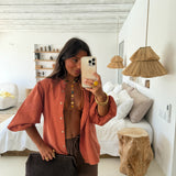 Blusa de lino con mangas globo en color terracota