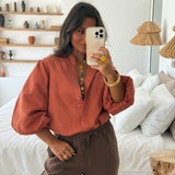 Blusa de lino con mangas globo en color terracota
